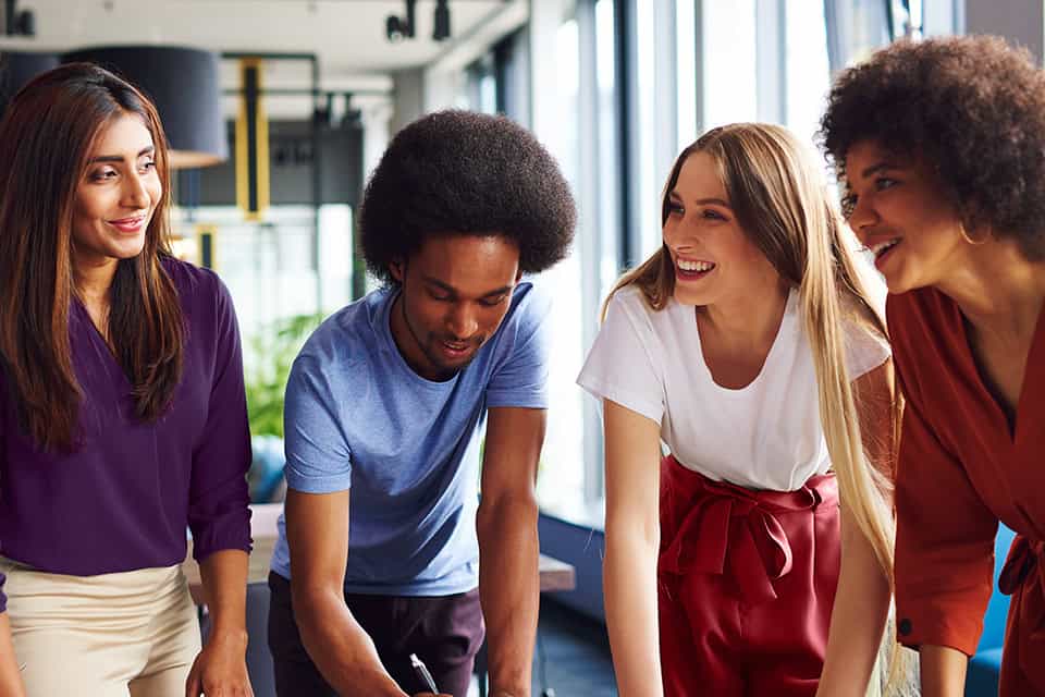 grupo de empleados sonriendo