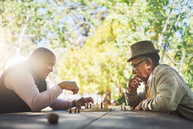 Dos hombres jugando al ajedrez en una mesa